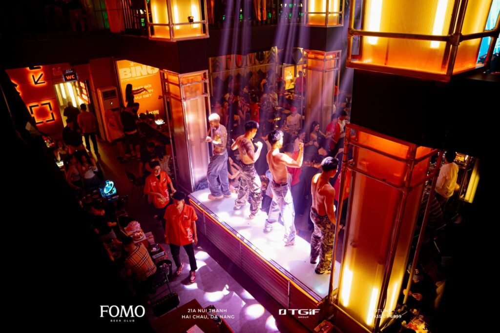 Không gian FOMO Beer Club Đà Nẵng cho nhóm đi xem sự kiện